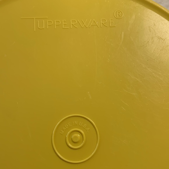 Tupperware Vintage yellow/Gold round Storage Container W/Lid light Coffee stain - Picture 5 of 8